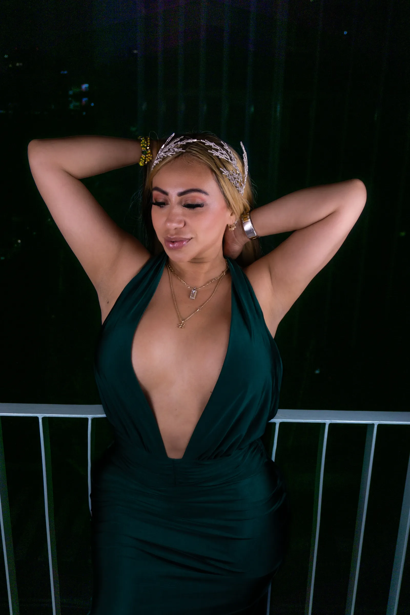 Retrato con vestido verde y tiara en el balcón