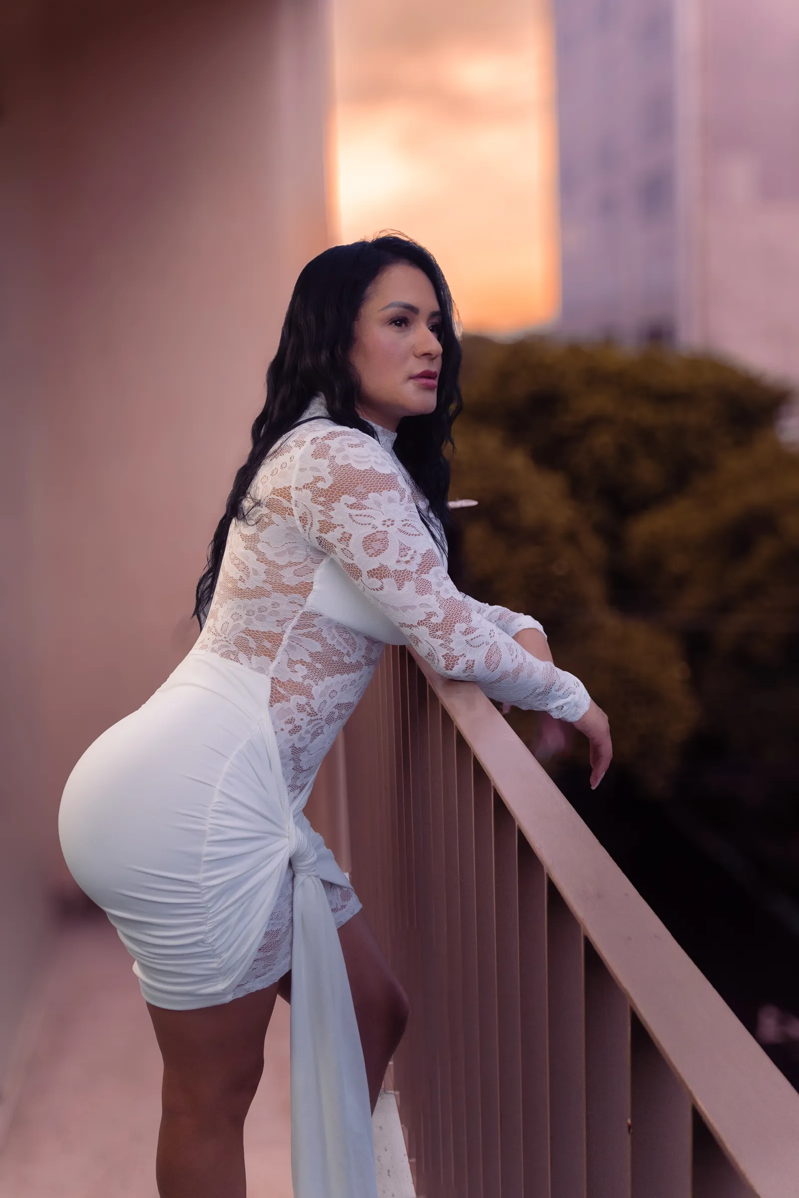 Retrato con vestido blanco de encaje en el balcón