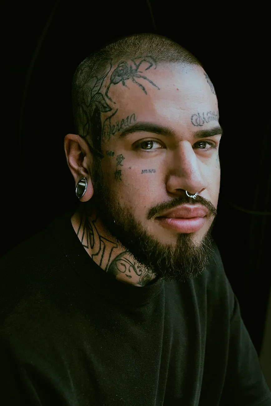Retrato de hombre con tatuajes en el rostro