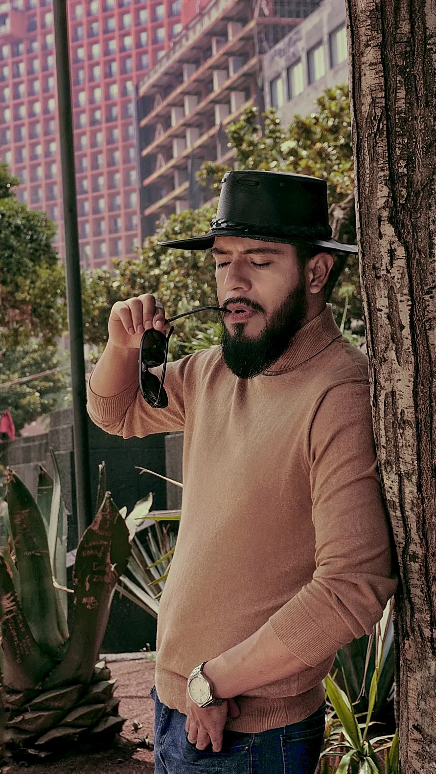 Retrato de hombre con sombrero y lentes de sol