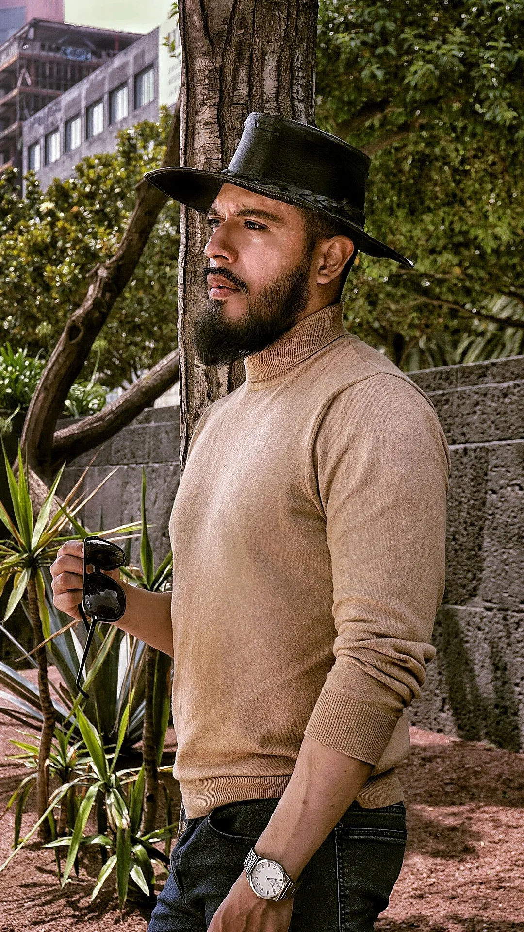 Retrato de hombre con sombrero mirando a un lado